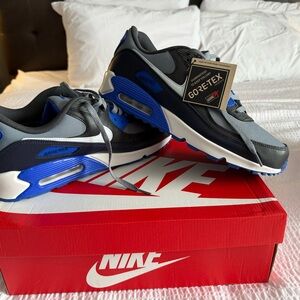 Nike Air Max 90 Gortex ( waterproof ) in Cool Gray and Pure Platinum